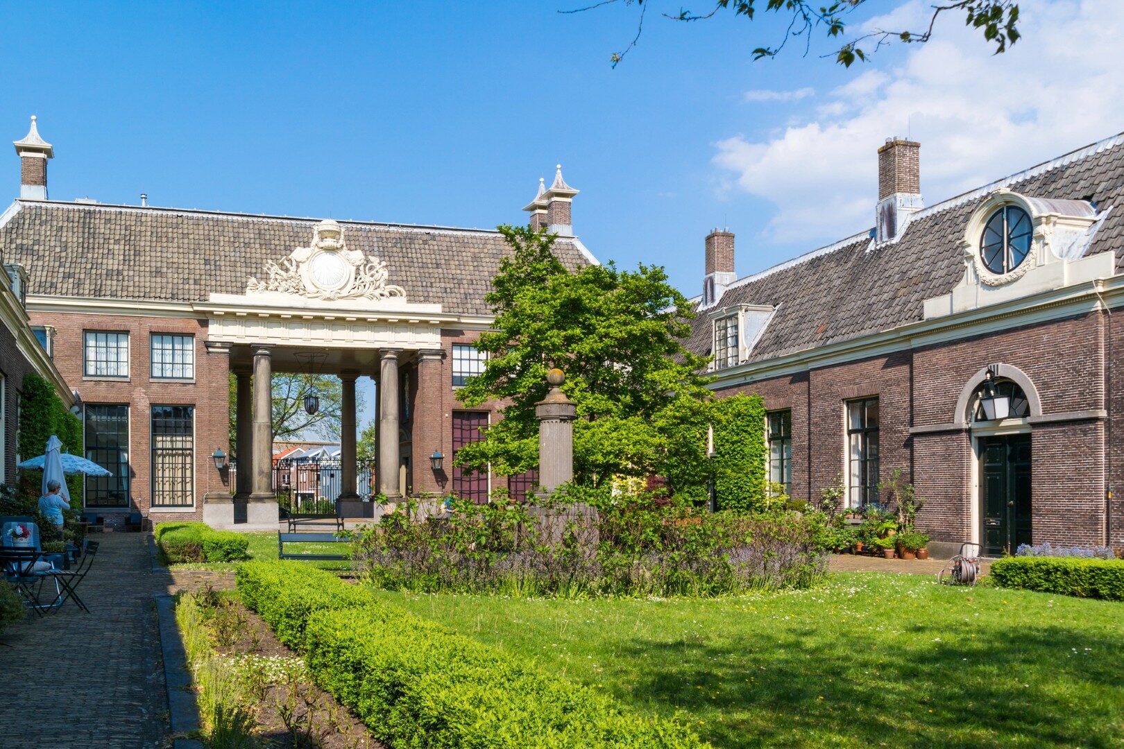 Teylershofje binnenplaats in Haarlem, Nederland