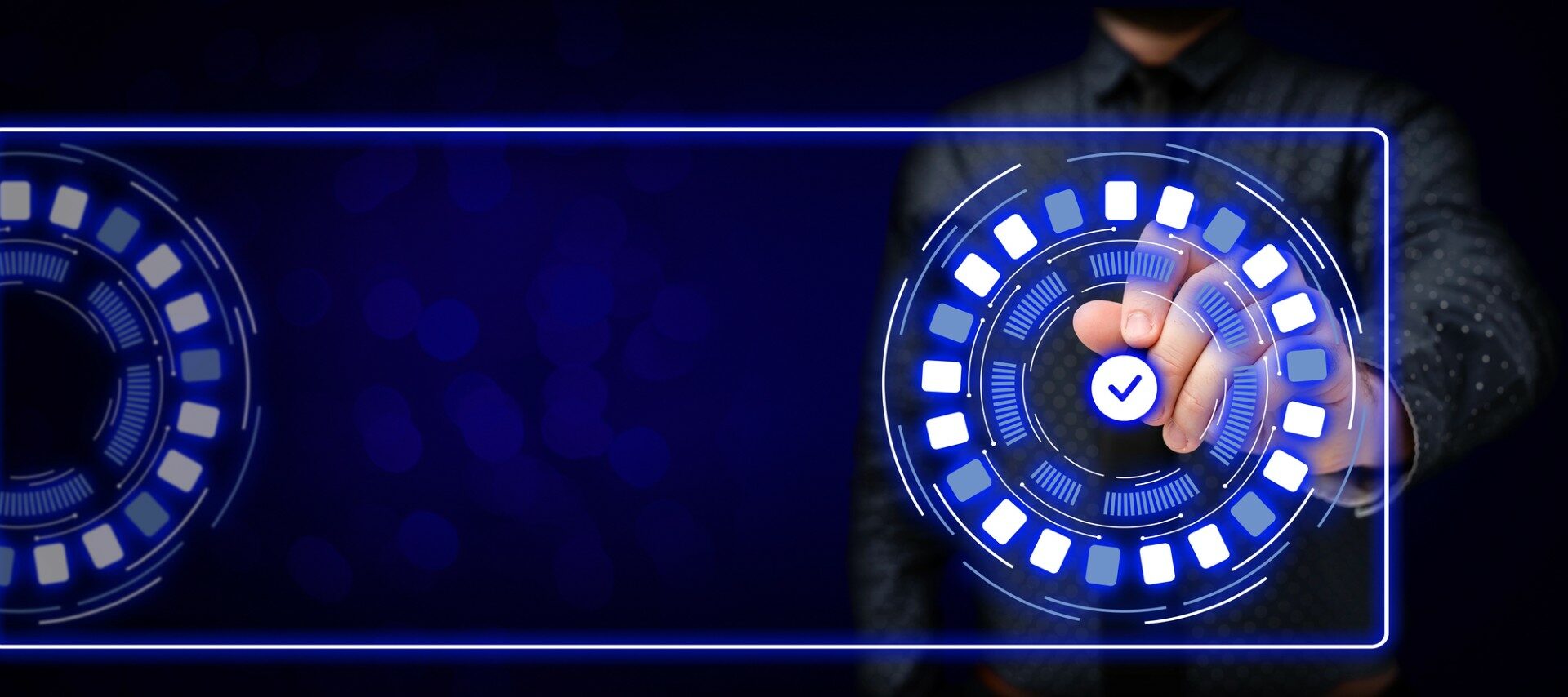 Zakenman Holding Pen Schrijven en presenteren van futuristische technologie.