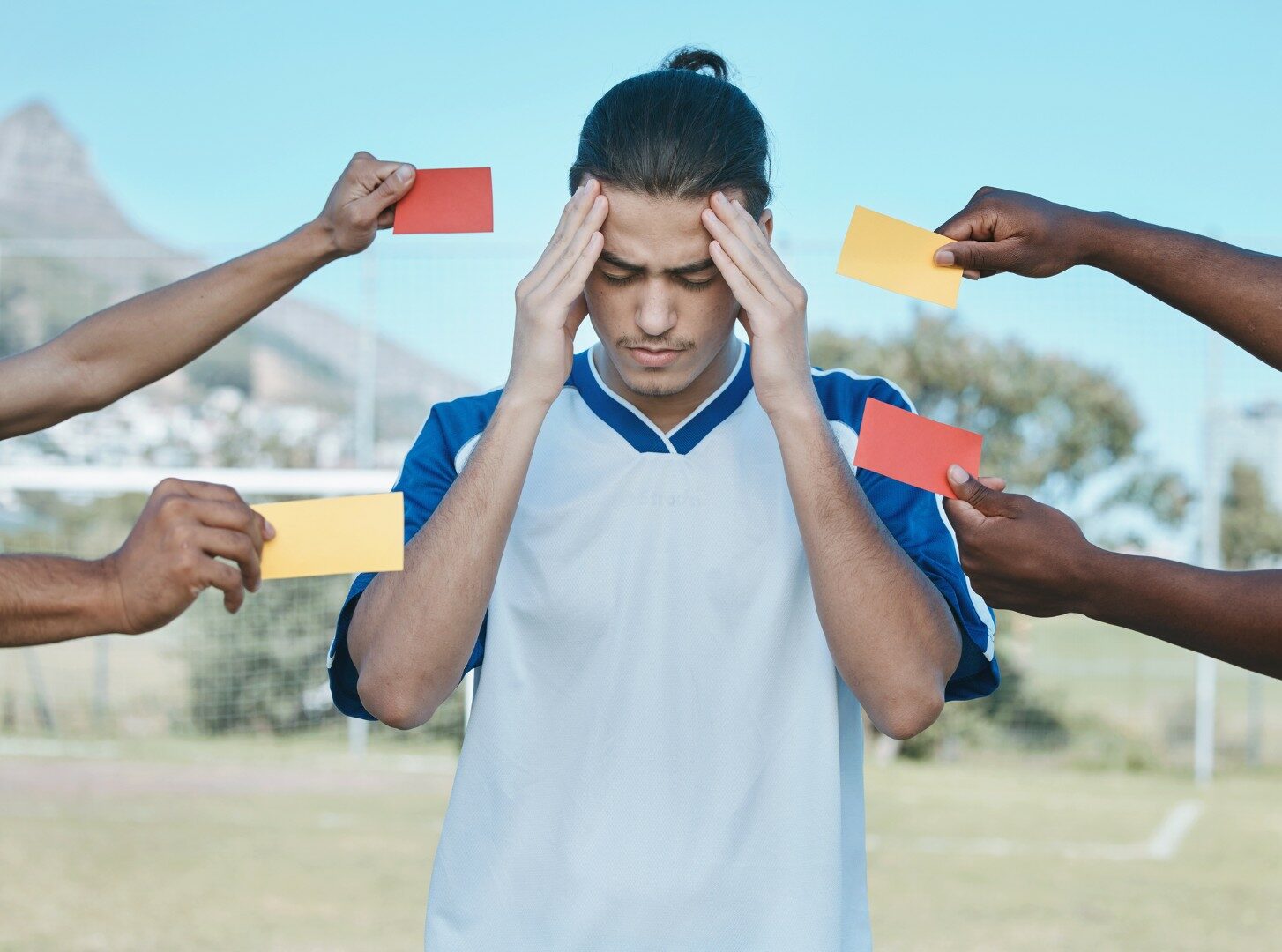 Handen, kaart en man met stress van voetbal.